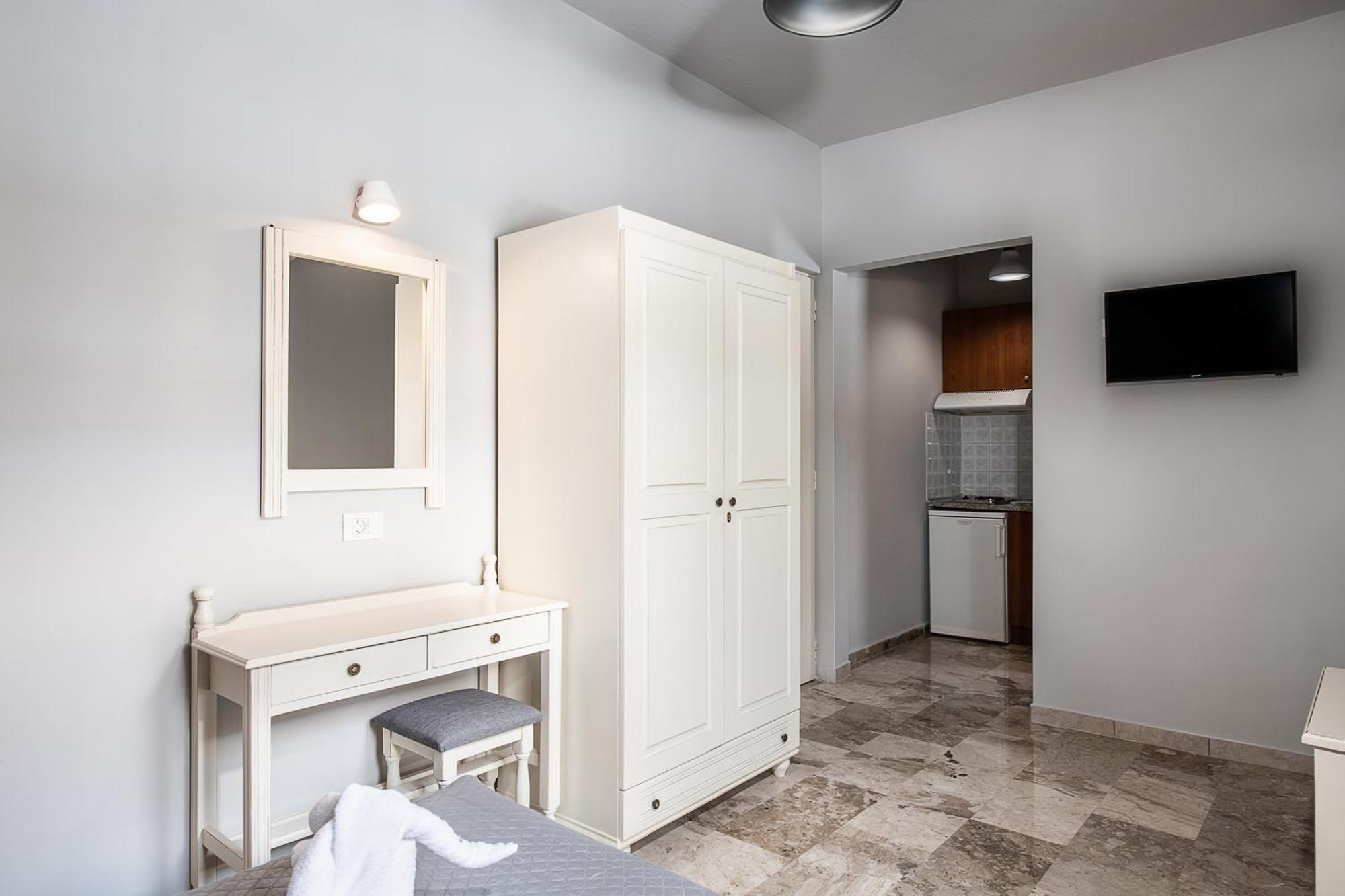 Lia Beachfront Apartments スタロス 部屋 写真