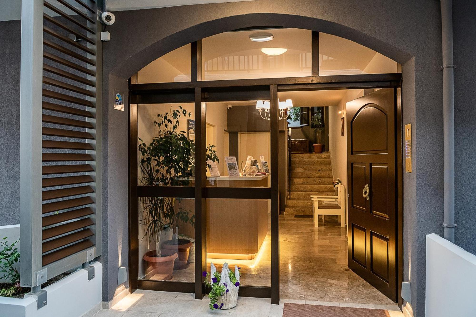 Lia Beachfront Apartments スタロス エクステリア 写真