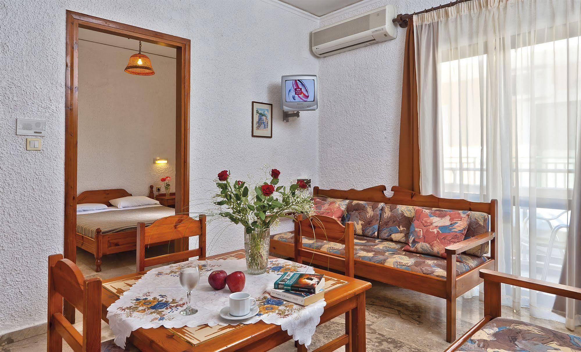 Lia Beachfront Apartments スタロス エクステリア 写真