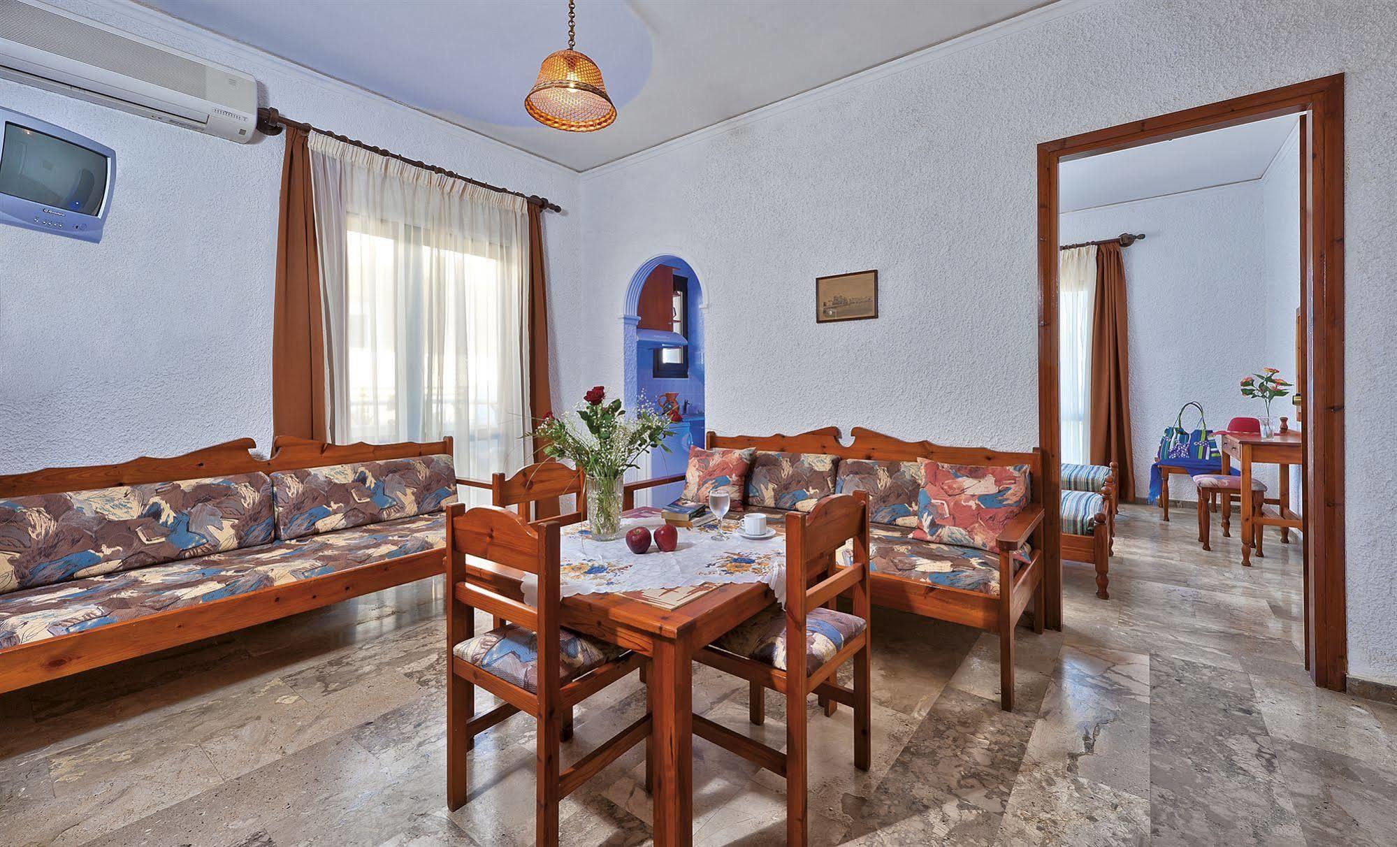 Lia Beachfront Apartments スタロス エクステリア 写真